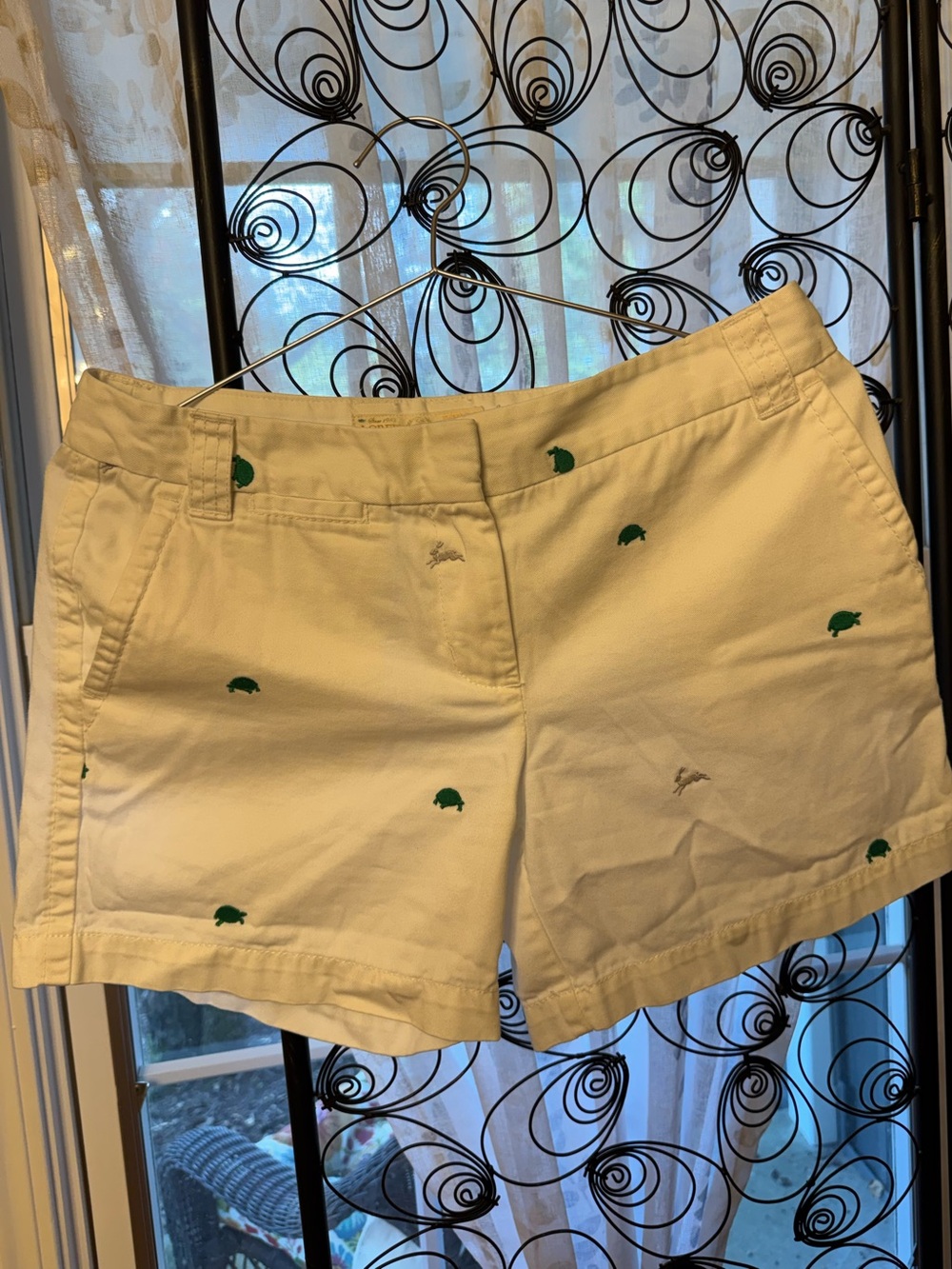 J Crew white chino shorts Women's Turtle & Hare print Size 6